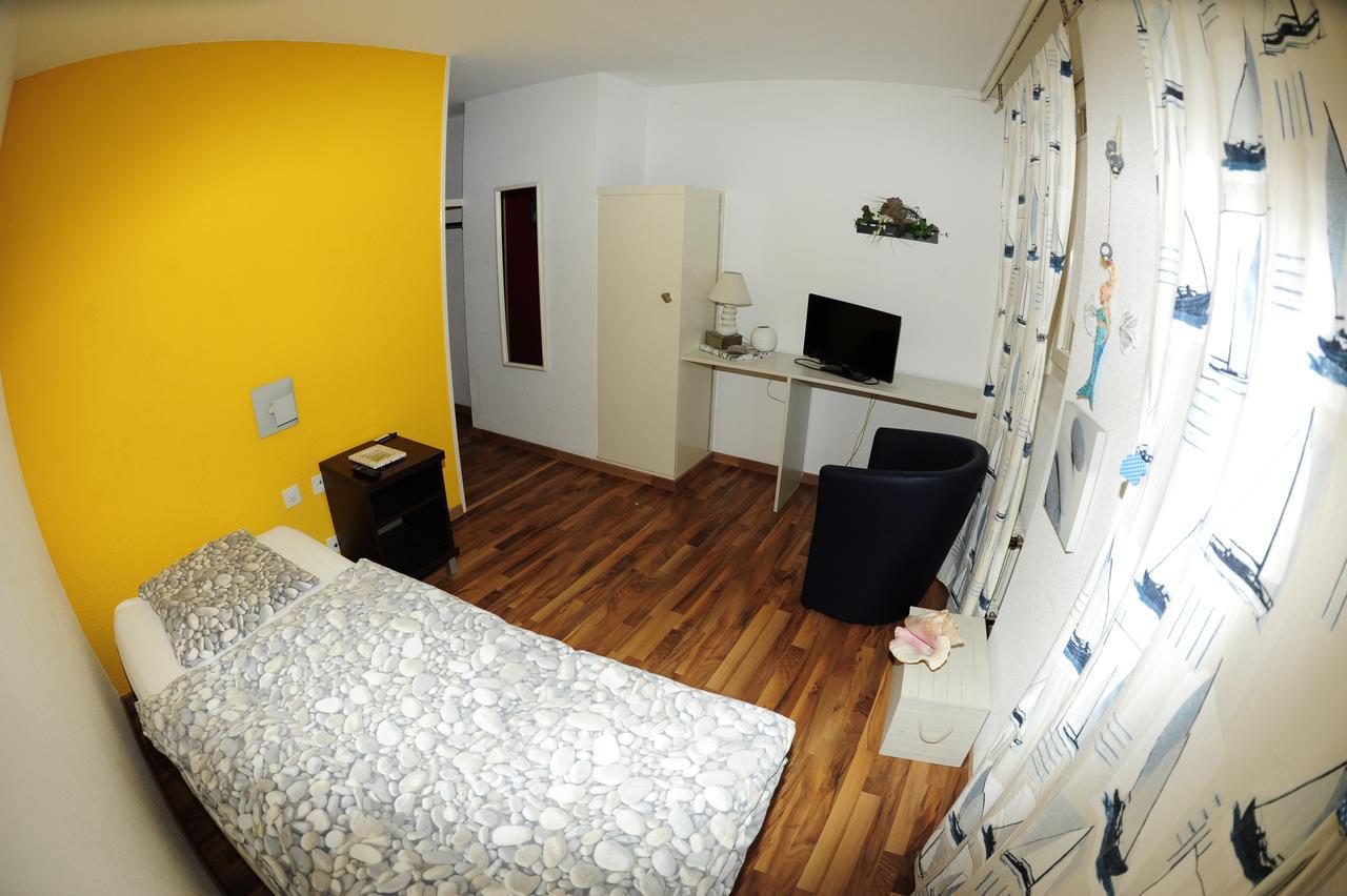 Hotel Restaurant Au Chasseur Orbe Екстер'єр фото